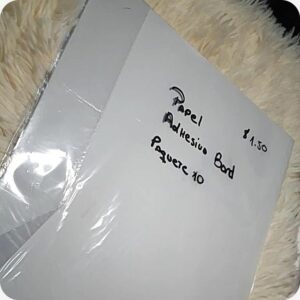 Papel Bond Adhesivo, paquete de 10 hojas, ideal para etiquetas y manualidades, disponible a $1.50